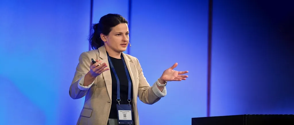 Agata Chudzińska, CTO theBlue.ai, przemawia na scenie ML Con w Monachium na niebieskim tle