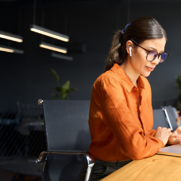 Professional working on a laptop in a modern office, symbolizing reliable AI and RAG system development in enterprise environments. Discover what makes enterprise RAG projects successful and how an MVP-first approach turns AI ideas into reliable, scalable solutions.